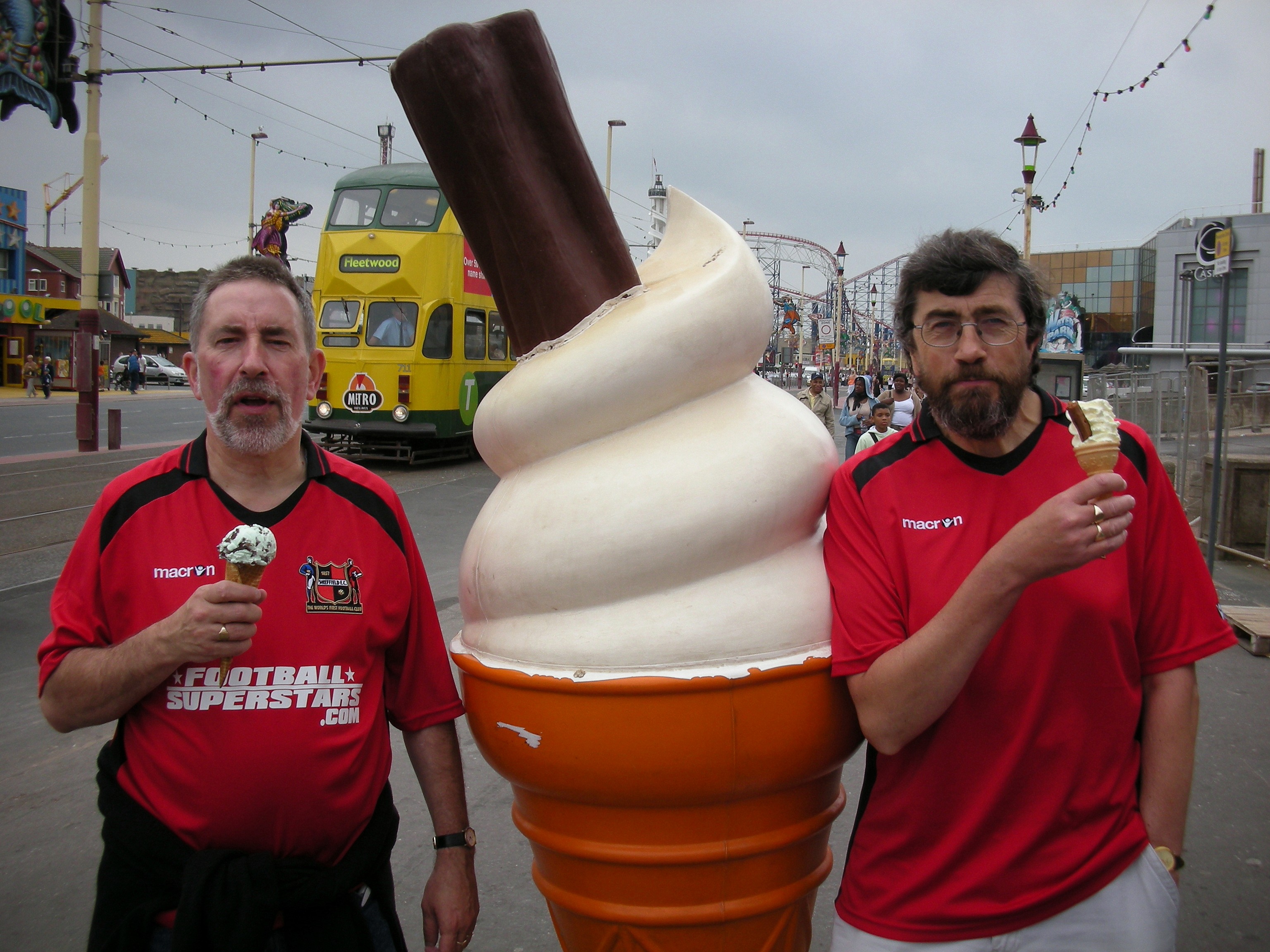 trevjohnblackpool300808icecream.jpg